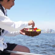 意外と知らない海への散骨について「ルールは？」「人気の場所ってどこ？」